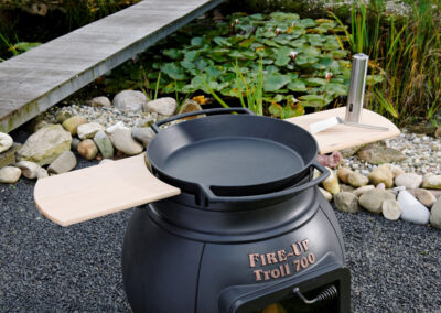 Foto: Troll mit Tischplatten und Gusspfanne | Gartengrill aus Guss