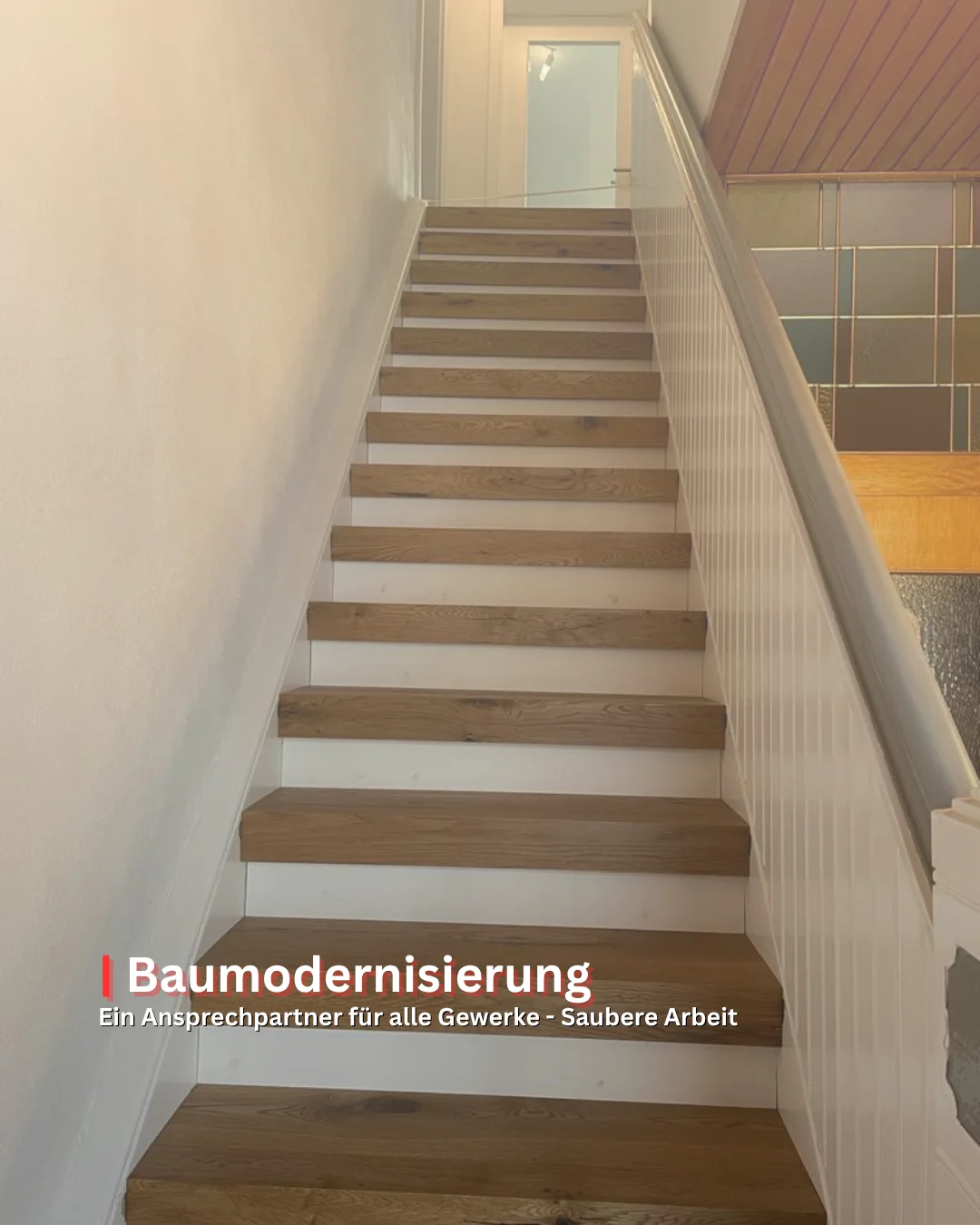 Modernisierte Innentreppe mit Holzstufen, heller Wandgestaltung und geradläufigem Treppenaufgang.