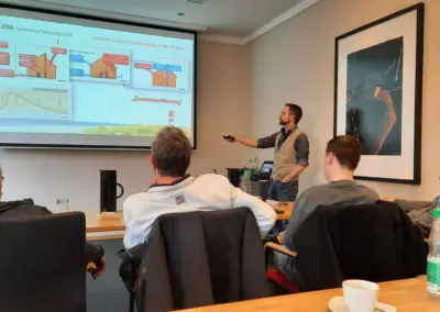 AKM Masche Team bei einer Fachschulung von LEDA in Leer mit Präsentation und gemeinsamer Weiterbildung.