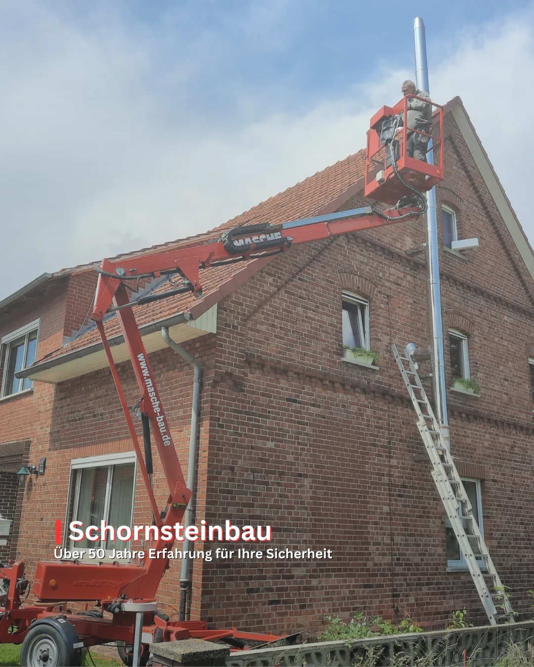 Schornsteinbau an einem Wohnhaus mit Gerüst, Leiter und Arbeiten am Dach durch Fachmonteure von AKM Masche.