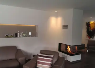 Panoramakamin geputzt mit großzügigem Regal und Lichtleiste.