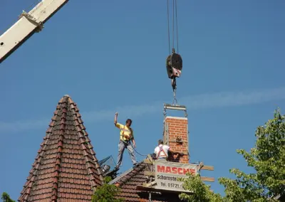 Schornsteinbau durch AKM Masche mit Kranmontage eines gemauerten Schornsteins.