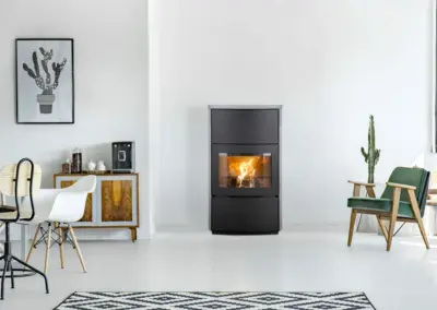 HETA Scan-Line 1000 S Kaminofen mit Specksteinverkleidung, breiter Sichtscheibe und sichtbarem Feuer im Wohnraum.