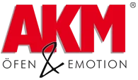 AKM Logo mit rotem Schriftzug und dem Slogan „Öfen & Emotion“ als Markenzeichen des Ofenfachbetriebs.