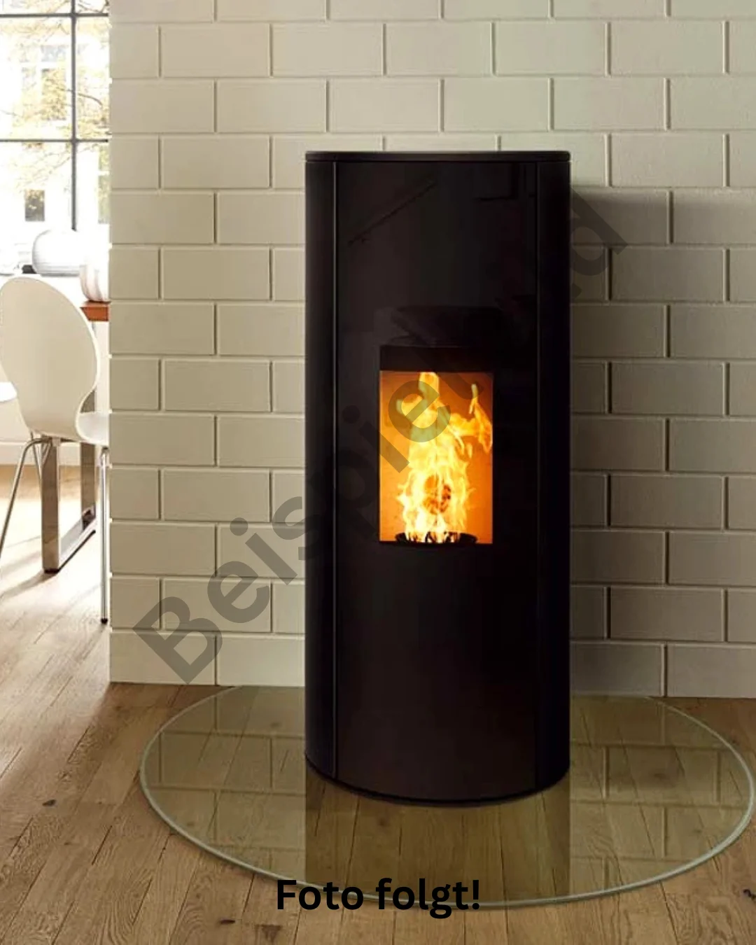RIKA CORSO Pelletofen mit schwarzem, rundem Korpus, großer Sichtscheibe und sichtbarem Feuer hinter dem Ofenfenster.
