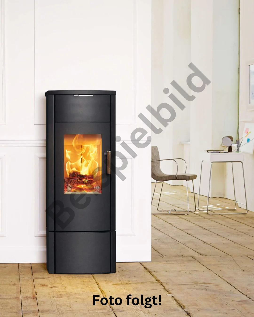 Austroflamm Jini Kaminofen mit schlankem schwarzem Korpus, großer Sichtscheibe und sichtbarem Feuer im Kamin.