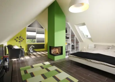 BRUNNER Eckkamin mit breiter Sichtscheibe und moderner Verkleidung im offen gestalteten Wohnbereich.