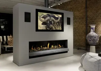 BRUNNER Gas-Architekturkamin mit breitem Sichtfenster und kompakter, moderner Verkleidung im Wohnraum.