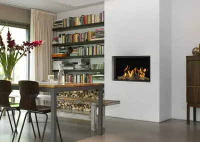 BRUNNER Gaskamin mit Feuerstelle, heller Verkleidung und sichtbarem Flammenspiel im Kamin.