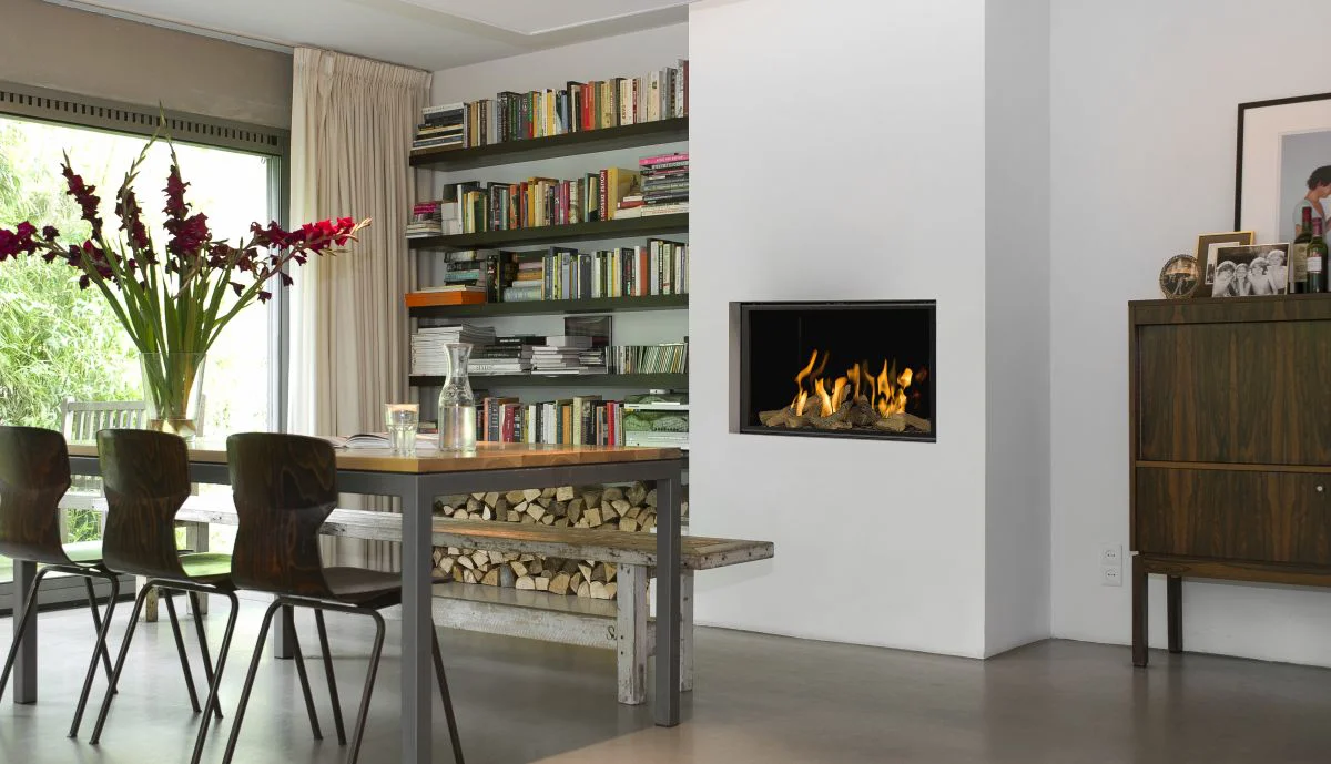 BRUNNER Gaskamin mit Feuerstelle, heller Verkleidung und sichtbarem Flammenspiel im Kamin.