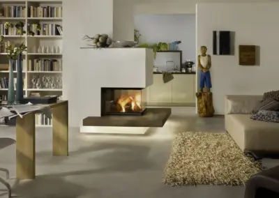 BRUNNER Panoramakamin mit breiter Sichtscheibe, verputztem Aufbau und integrierter Sitzbank im Wohnraum.