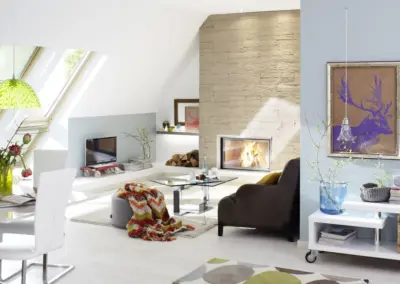 BRUNNER Kamin mit breiter Sichtscheibe, Sitzbank und heller Verkleidung im offen gestalteten Wohnbereich.