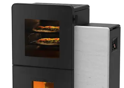 Rika Domo Pelletofen mit integriertem Backfach und Sichtfenster, darin backen zwei Pizzen.