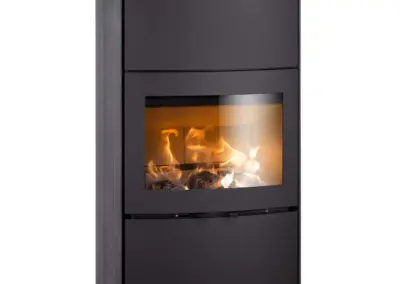 Heta Scan-Line 1000 S Kaminofen mit Brennraum für große Holzscheite und zusätzlichem Wärmespeicher über dem Feuerraum.
