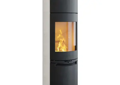HETA Scan-Line 900 S Kaminofen mit heller Kalksteinverkleidung, großer Sichtscheibe und sichtbarem Feuer.