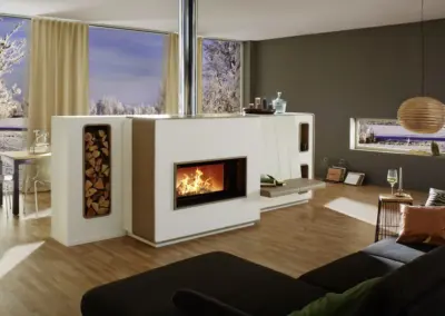 Moderner Speicherkamin mit Holzfach und Bank aus Keramik.