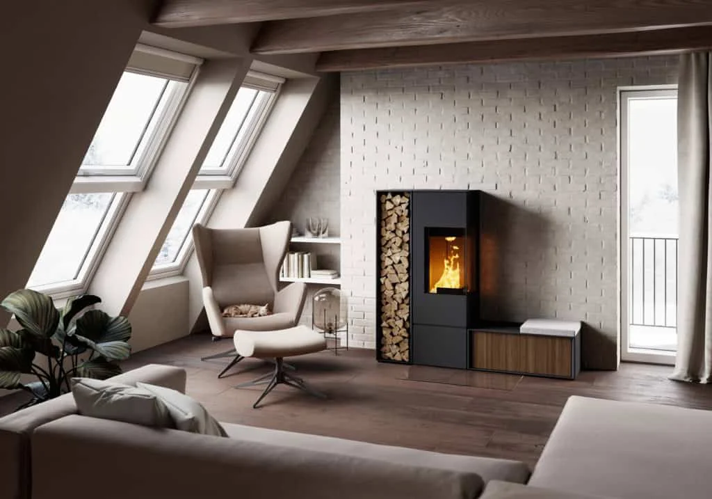 RIKA CONNECT WOOD Kaminofen mit integriertem Holzfach, sichtbarem Feuer und seitlicher Sitzbank im Wohnraum.