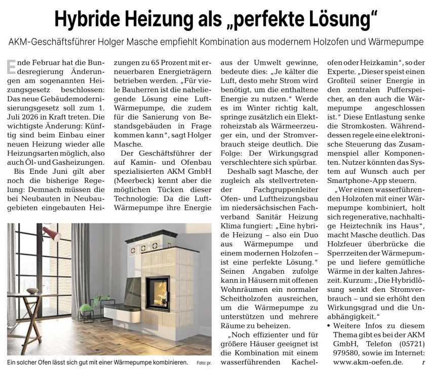 Zeitungsartikel über die Kombination aus Wärmepumpe und Holzofen als hybride Heizlösung mit Beispielbild eines Ofens.